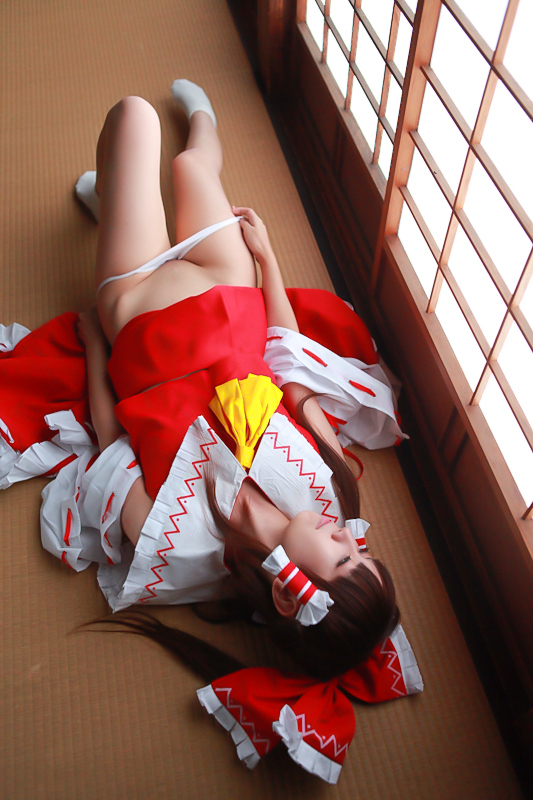 [Cosplay] Reimu Hakurei with dildo and toys - Touhou Project Cosplay